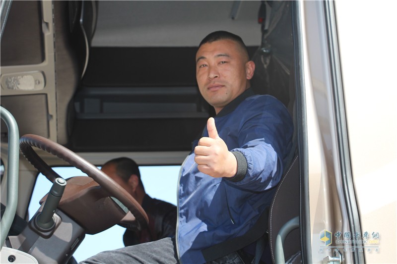 樹標桿 東風天龍旗艦ISZ520?；愤\輸車行唐交付