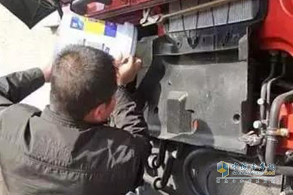 司機(jī)忌水箱開鍋驟加冷水否則容易引起發(fā)動(dòng)機(jī)燒瓦、抱軸！