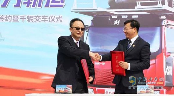 一汽解放中置軸轎運(yùn)車(chē)