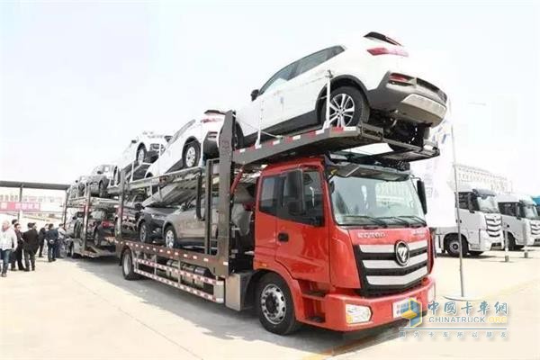 歐曼中置軸轎運車配裝320馬力康明斯重型發(fā)動機