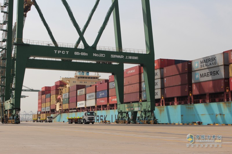 L4級(jí)最強(qiáng)音 重汽豪沃成全球首臺(tái)無(wú)人駕駛電動(dòng)集卡