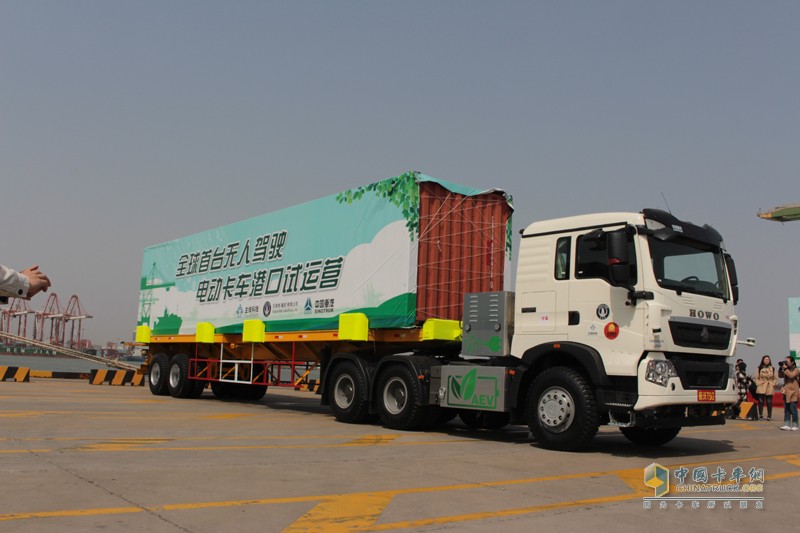 L4級(jí)最強(qiáng)音 重汽豪沃成全球首臺(tái)無(wú)人駕駛電動(dòng)集卡