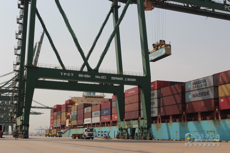 L4級(jí)最強(qiáng)音 重汽豪沃成全球首臺(tái)無(wú)人駕駛電動(dòng)集卡