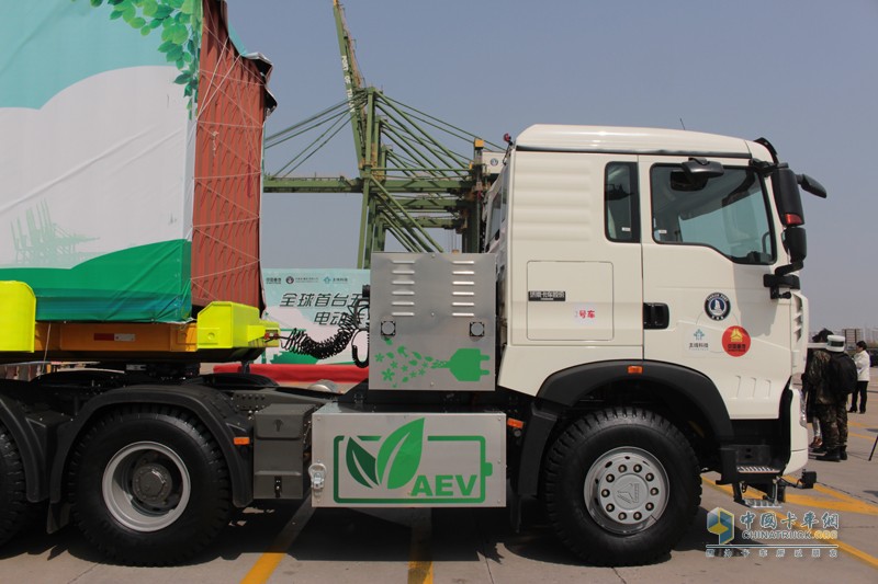 L4級(jí)最強(qiáng)音 重汽豪沃成全球首臺(tái)無(wú)人駕駛電動(dòng)集卡