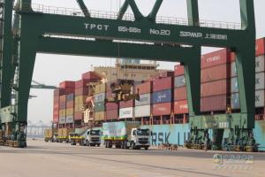 L4級(jí)最強(qiáng)音 重汽豪沃成全球首臺(tái)無(wú)人駕駛電動(dòng)集卡