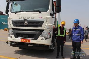 L4級(jí)最強(qiáng)音 重汽豪沃成全球首臺(tái)無(wú)人駕駛電動(dòng)集卡