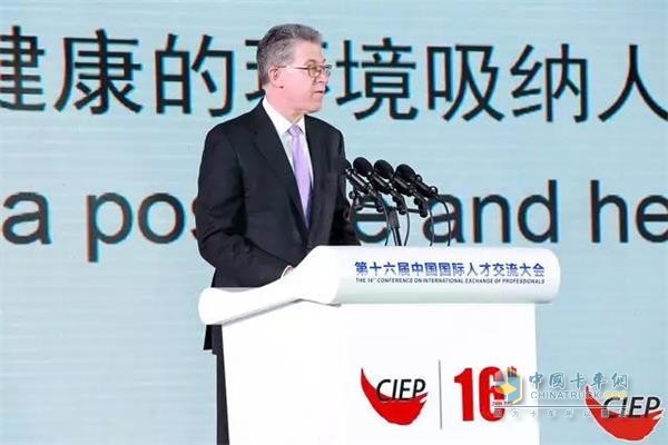 在以“聚天下英才，促創(chuàng)新發(fā)展”為主題的全球才智論壇上，曹思德受邀作了主旨演講