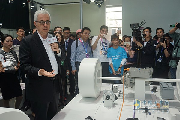 博世集團(tuán)董事會(huì)成員、汽車與智能交通技術(shù)業(yè)務(wù)部門主席 Rolf Bulander博士