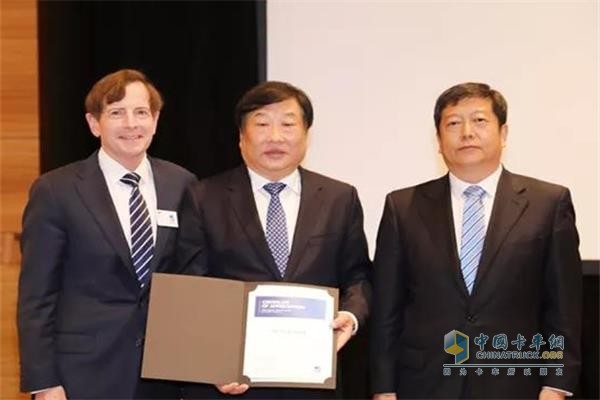 濰柴動力董事長譚旭光(中)