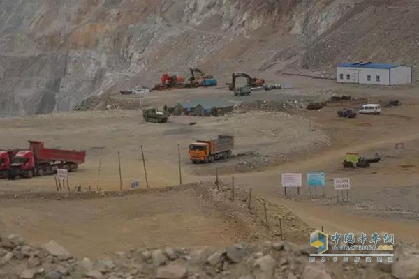 在礦區(qū)中的聯(lián)合卡車(chē)自卸車(chē)