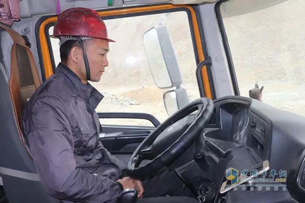 聯(lián)合卡車(chē)U390 8x4自卸車(chē)