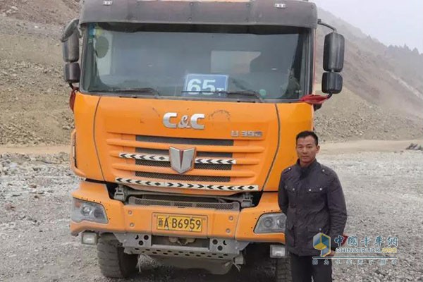 聯(lián)合卡車(chē)U390 8x4自卸車(chē)