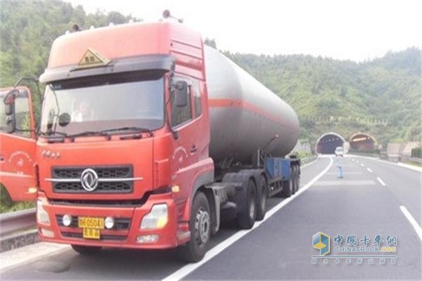 長沙市公安局發(fā)布《關(guān)于長沙市部分橋梁禁止危險化學品運輸車輛通行的通告》