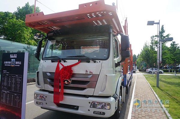 中國重汽豪瀚轎運(yùn)車