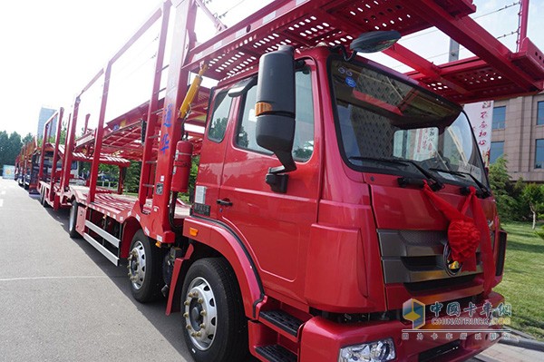 中國重汽中置軸轎運(yùn)車