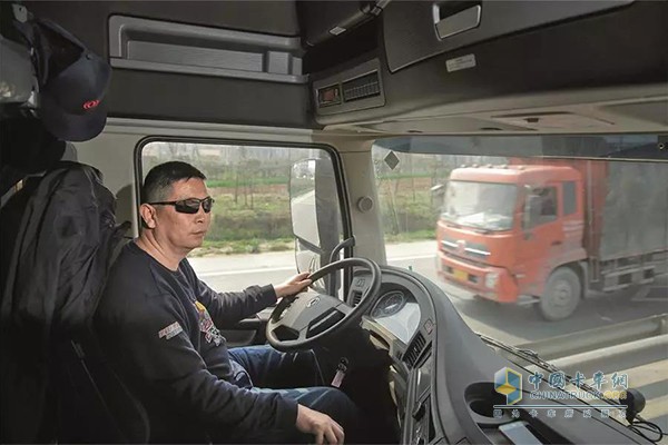 彭劍在駕駛它的東風(fēng)卡車(chē)