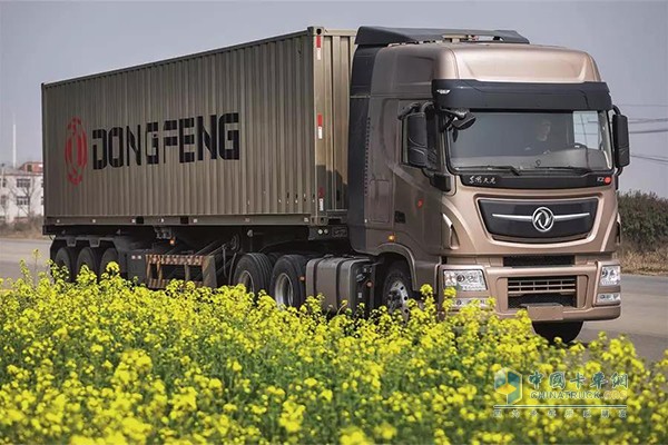 東風(fēng)天龍旗艦牽引車(chē)