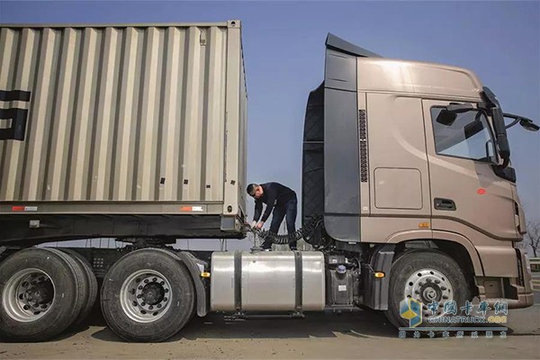 彭劍在東風(fēng)天龍旗艦牽引車(chē)上作業(yè)