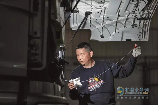 彭劍在檢查車(chē)輛的油液