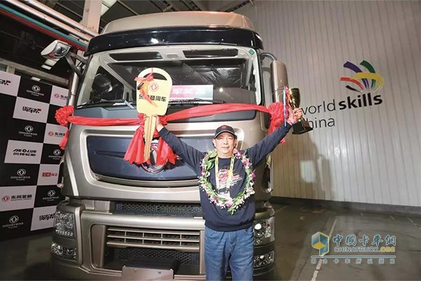 彭劍與他的東風(fēng)天龍旗艦牽引車(chē)