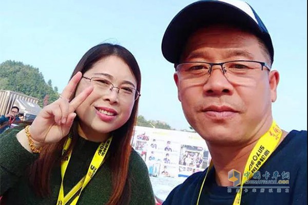 東風(fēng)卡友苗軍(右)