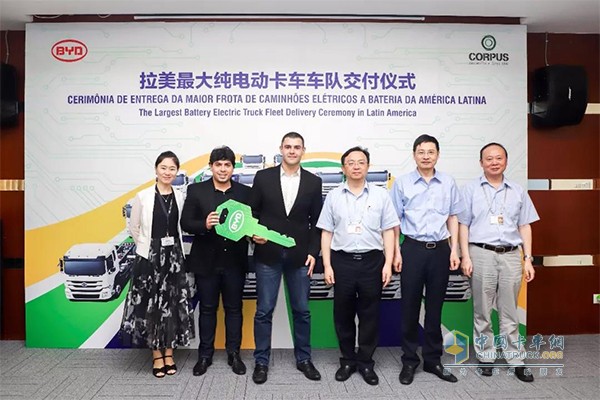 比亞迪董事長兼總裁王傳福先生(右三)、Corpus總裁AndreValente(左三)等嘉賓出席交車儀式