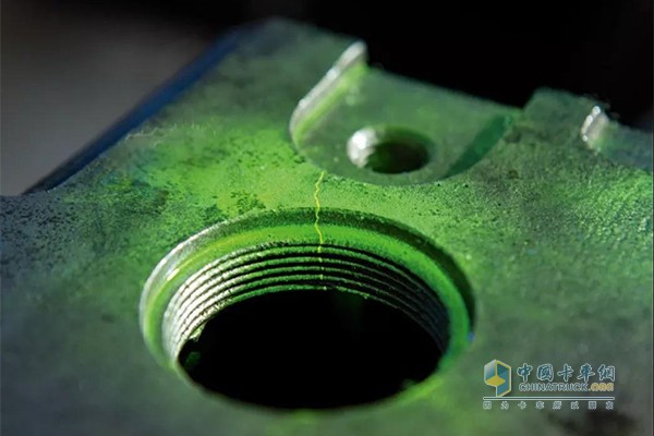 裂縫在綠光下清晰可見(jiàn)