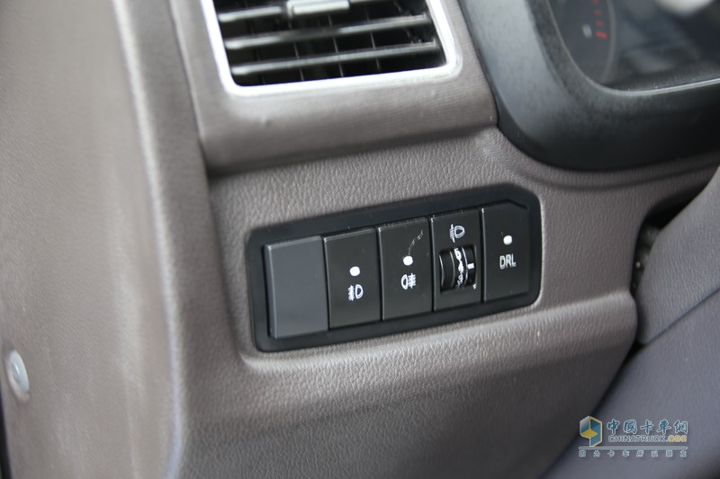 轎車化豪華內(nèi)飾設(shè)計(jì)，配有電動(dòng)門窗、中控門鎖、電調(diào)大燈