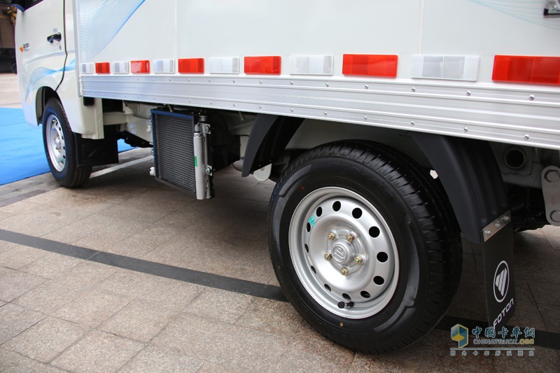 貨箱與車身分體獨(dú)立設(shè)計(jì)，標(biāo)配龍門架、強(qiáng)繩鉤、腳踏板等使用設(shè)計(jì)