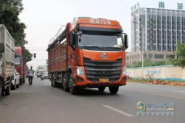 諶師傅駕駛的乘龍H7倉(cāng)柵式載貨車