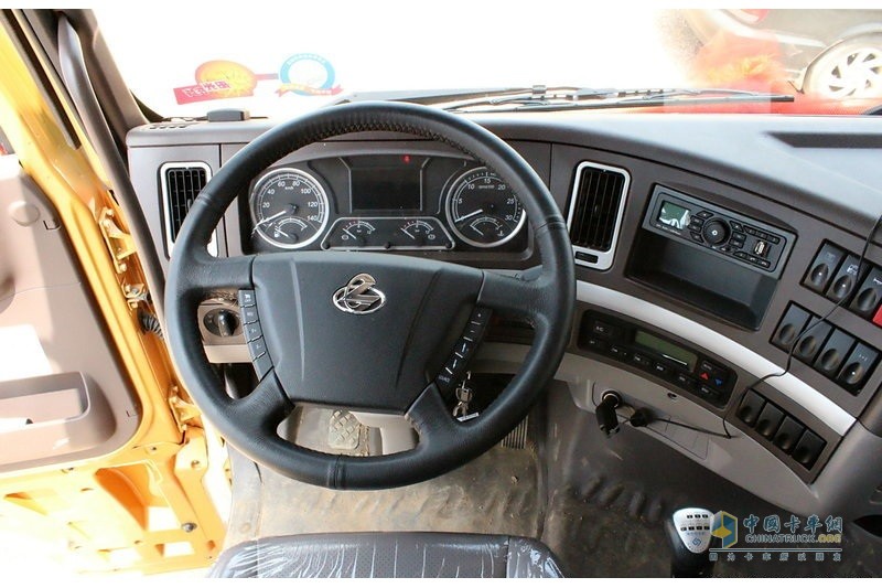 環(huán)繞式中控臺操作便捷、人性化