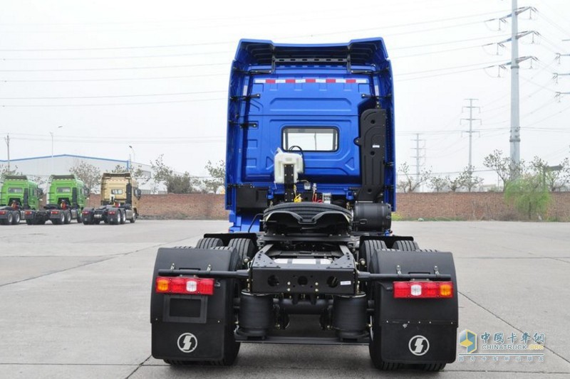 駕駛室后部的突出起到了擴大車內(nèi)空間的作用