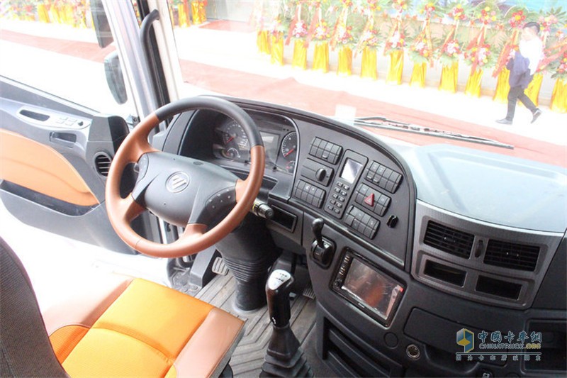 內(nèi)飾與現(xiàn)款奔馳ACTROS如出一轍，其功能性及便利性無需擔(dān)心