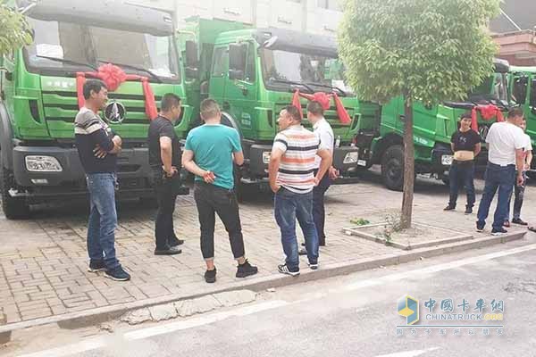 北奔安徽分公司營(yíng)銷(xiāo)人員針對(duì)城市智能渣土車(chē)進(jìn)行現(xiàn)場(chǎng)繞車(chē)講解