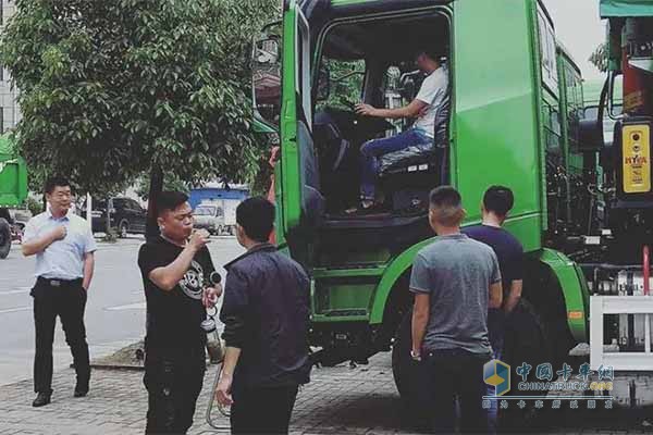 北奔安徽分公司營(yíng)銷(xiāo)人員針對(duì)城市智能渣土車(chē)進(jìn)行現(xiàn)場(chǎng)繞車(chē)講解