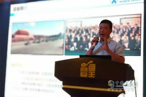 北奔重汽華東大區(qū)經(jīng)理王大軍對(duì)國(guó)五城市智能渣土車(chē)做了講解