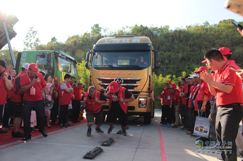 紅巖深圳吼“雄起” 港口運輸車“狙擊戰(zhàn)”初戰(zhàn)大捷