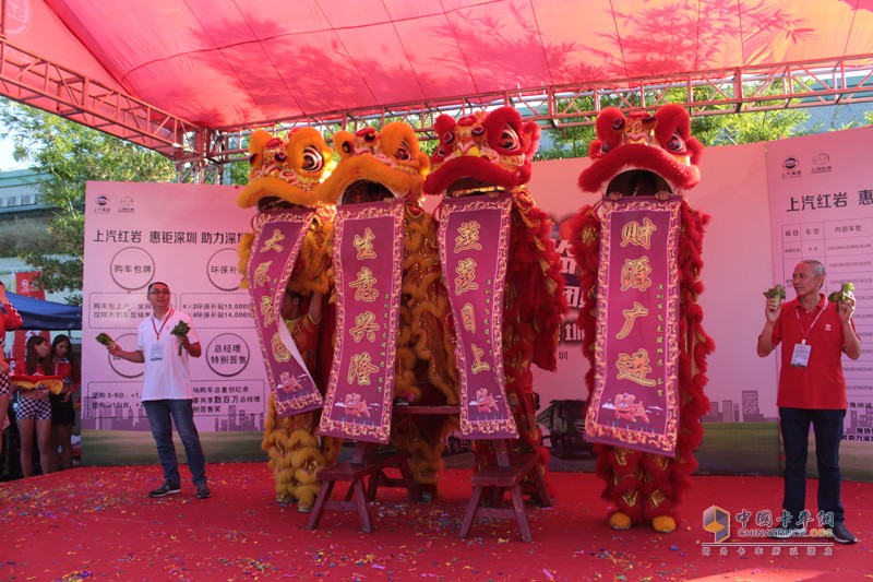 紅巖深圳吼“雄起” 港口運輸車“狙擊戰(zhàn)”初戰(zhàn)大捷