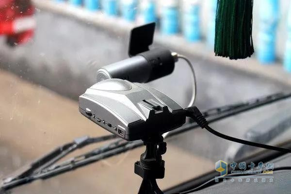 老劉加裝電子設(shè)備時,電路都盡量不動原車管線