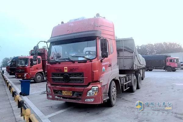 這臺東風(fēng)天龍已成為了劉雙江跑運輸不可或缺的一部分