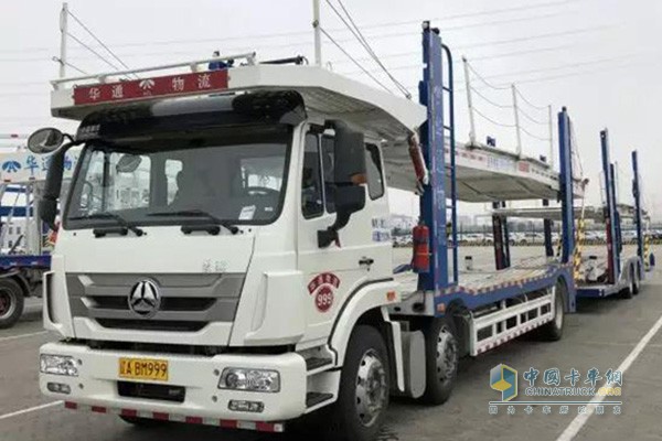 中國(guó)重汽豪瀚中置軸轎運(yùn)車