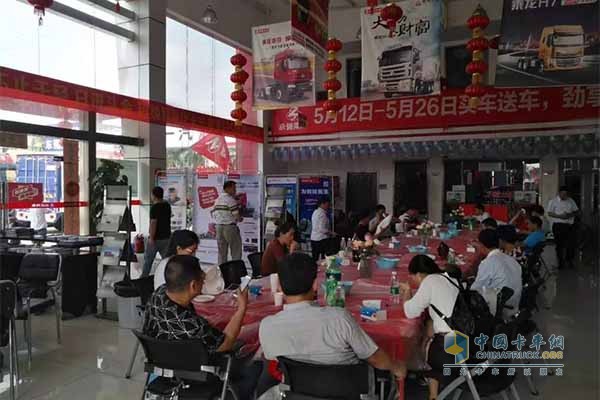 乘龍汽車東莞永強(qiáng)品鑒會(huì)“吃蝦”現(xiàn)場(chǎng)