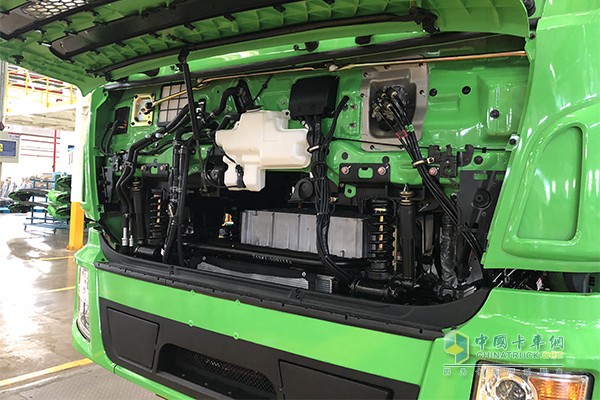 駕駛室?guī)в袦p震功能，各種走線非常規(guī)整