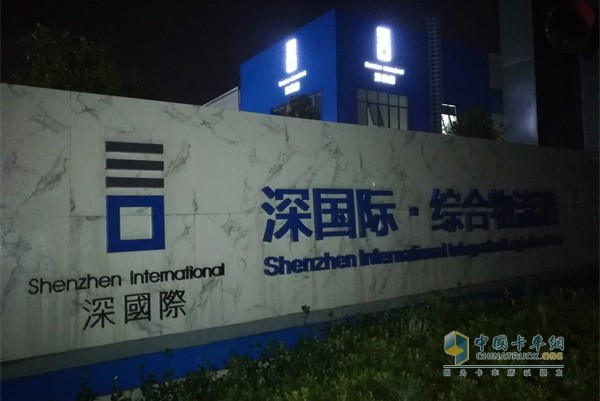 凌晨3點(diǎn)半，深國際綜合物流園裝貨完畢，主車與掛車順利合為一體，車貨總重23.25噸，出發(fā)至福州。