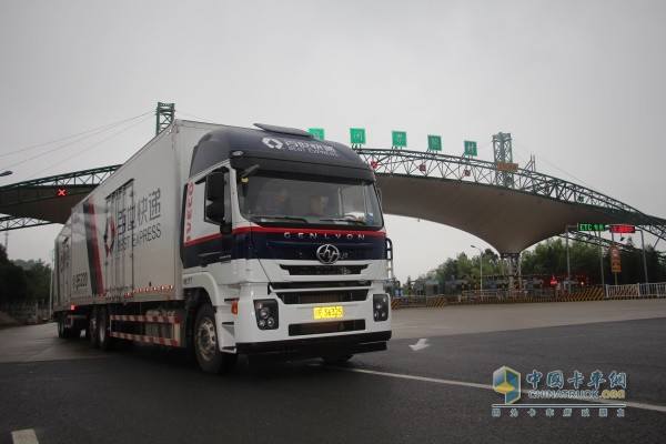 上午8點(diǎn)，上汽紅巖中置軸列車以充足動(dòng)力越過山丘，進(jìn)入福建省。