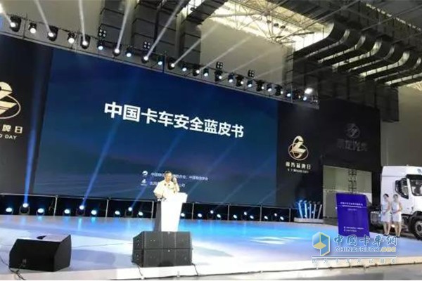 中國物流學(xué)會副會長、中國物流與采購聯(lián)合會常務(wù)理事、 中國物流商用車專家委員會首席專家惲綿先生致辭