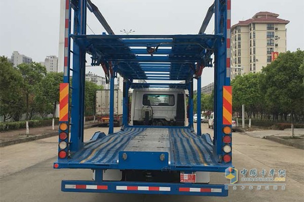 大運(yùn)中置軸轎運(yùn)車(chē)