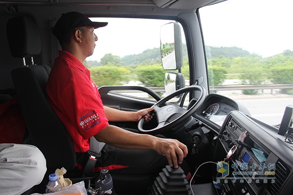 趙師傅開車時非常謹慎，操作又十分熟練自如