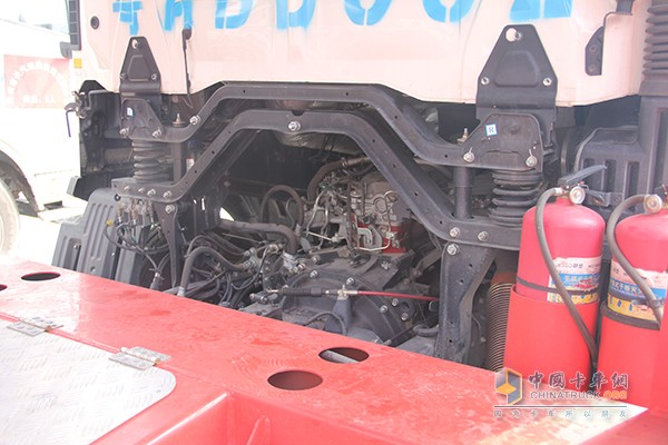 廣汽日野700系中置軸轎運車駕駛室采用四點減震，乘坐感舒適