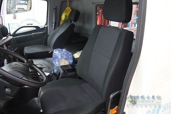 座椅比較寬敞，支撐性足夠，開長途不容易累